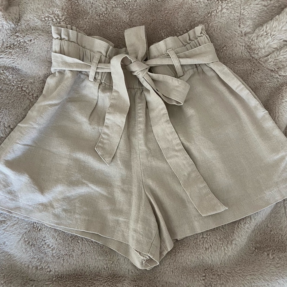beige/nude waist band shorts